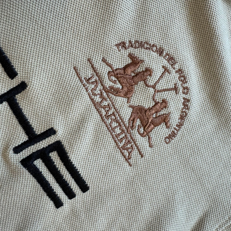 Detailansicht: Sourced limited accessories and clothes La Martina Porsche streetwear longsleeve polo – Logo, Nähte oder Material