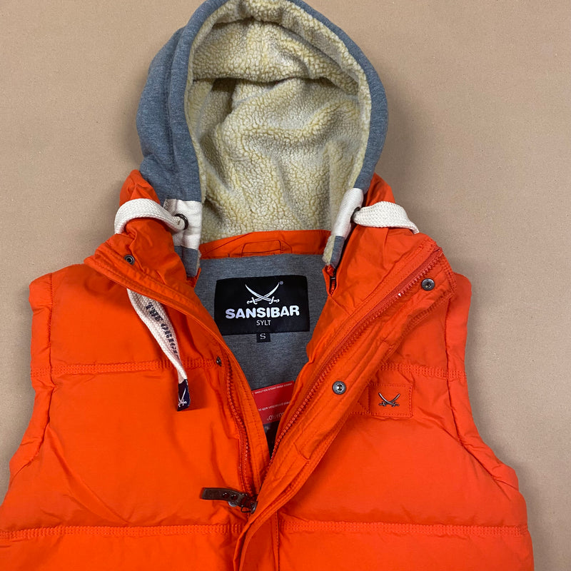 Detailansicht: Sourced limited accessories and clothes Sansibar Sylt vest – Logo, Nähte oder Material