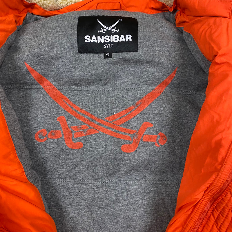 Detailansicht: Sourced limited accessories and clothes Sansibar Sylt vest – Logo, Nähte oder Material