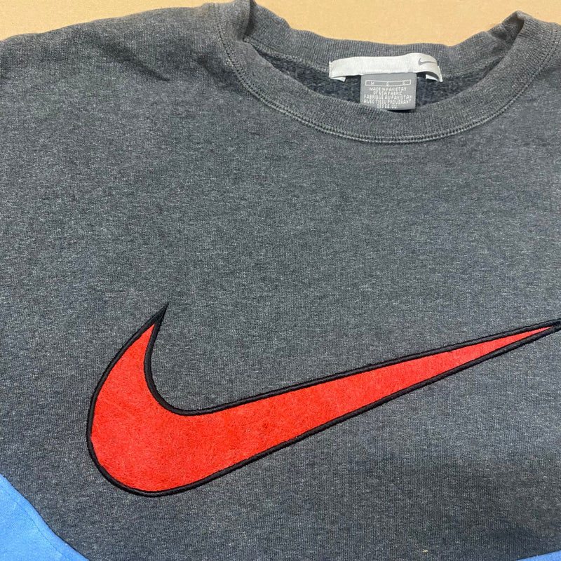 Detailansicht: Sourced limited accessories and clothes Nike reworked sweatshirt – Logo, Nähte oder Material