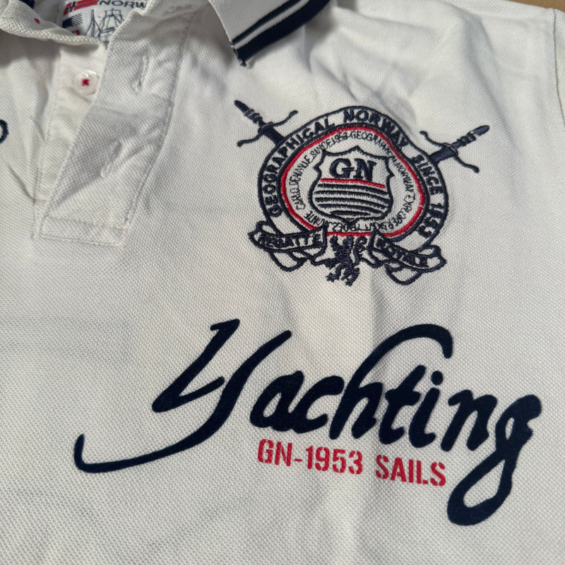 Detailansicht: Sourced limited accessories and clothes Royal Yachtig Geographical Norway poloshirt – Logo, Nähte oder Material
