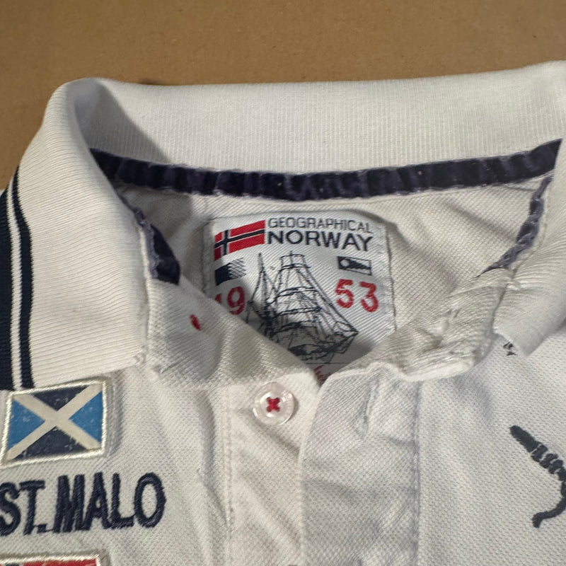 Detailansicht: Sourced limited accessories and clothes Royal Yachtig Geographical Norway poloshirt – Logo, Nähte oder Material
