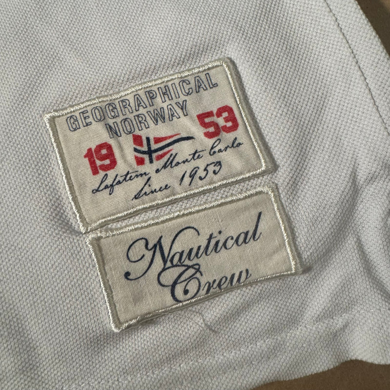Detailansicht: Sourced limited accessories and clothes Royal Yachtig Geographical Norway poloshirt – Logo, Nähte oder Material