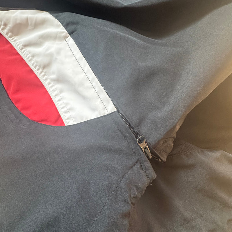 Detailansicht: Sourced limited accessories and clothes Airness streetwear rainponcho – Logo, Nähte oder Material