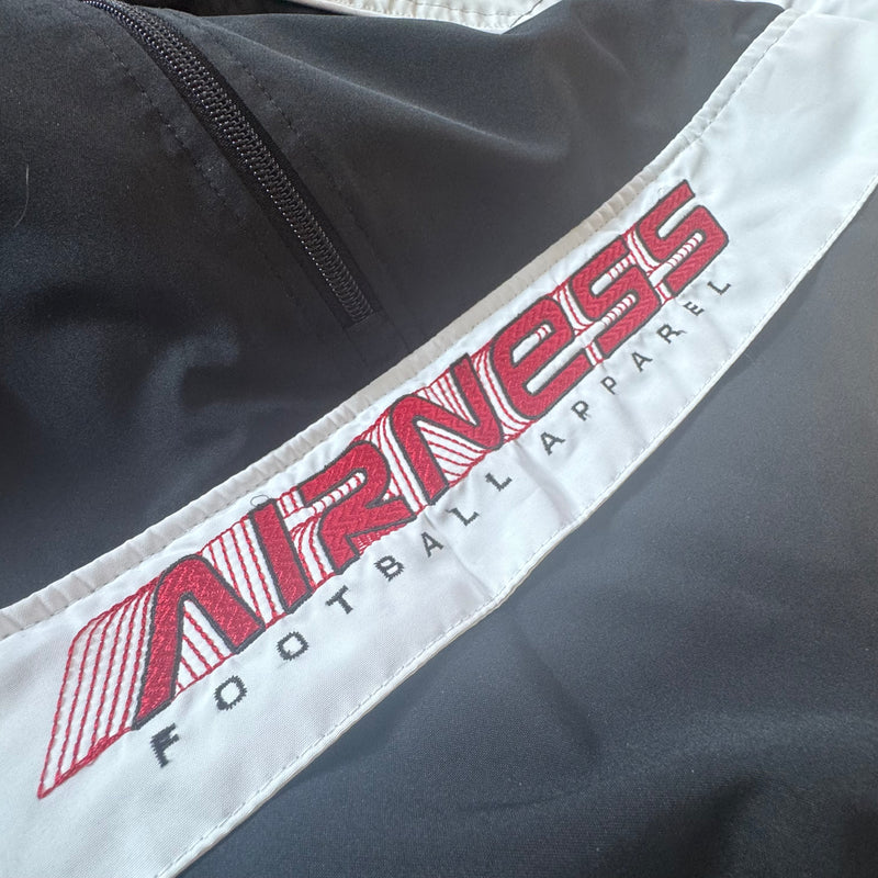 Detailansicht: Sourced limited accessories and clothes Airness streetwear rainponcho – Logo, Nähte oder Material