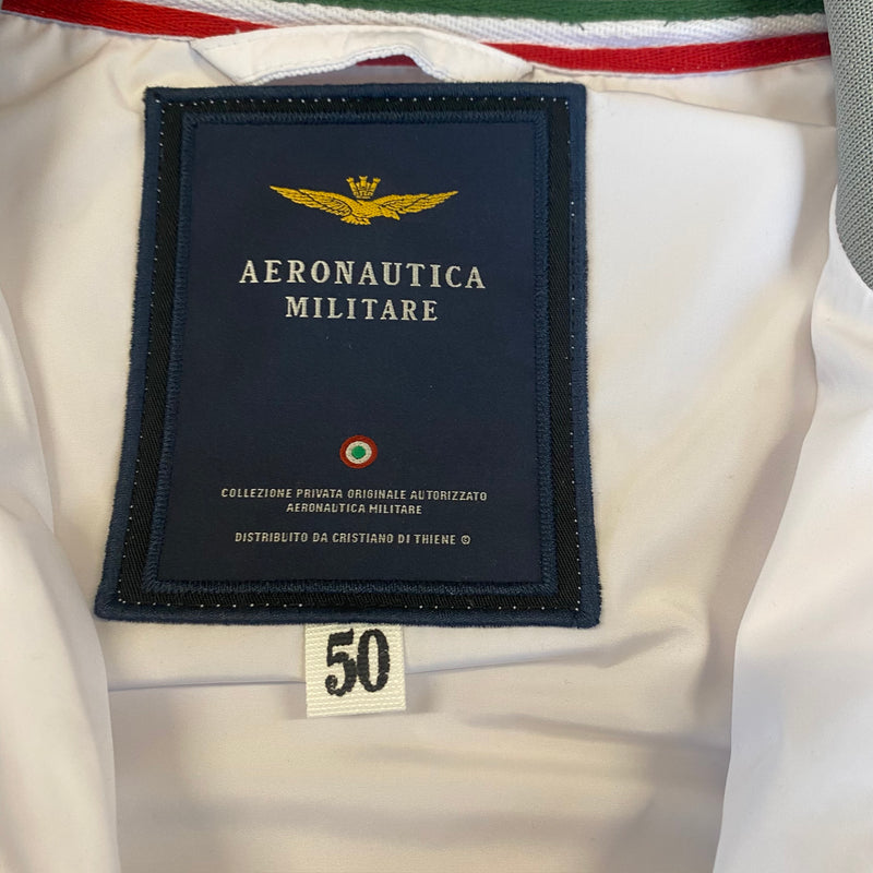Detailansicht: Sourced limited accessories and clothes Aeronautica Militare rain jacket – Logo, Nähte oder Material