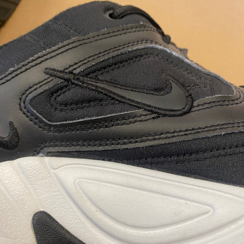 Detailansicht: Sourced limited accessories and clothes Nike M2K Tekno Black Obsidian – Logo, Nähte oder Material
