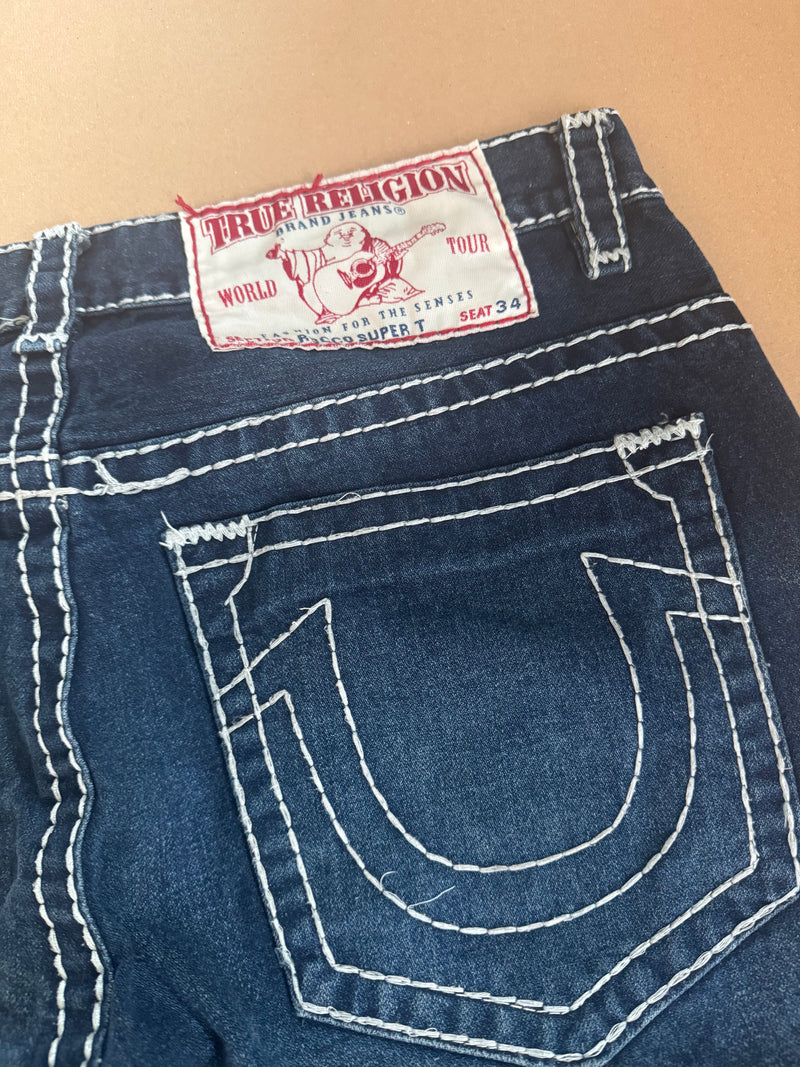 Detailansicht: Sourced limited accessories and clothes True Religion World Tour men’s jeans – Logo, Nähte oder Material