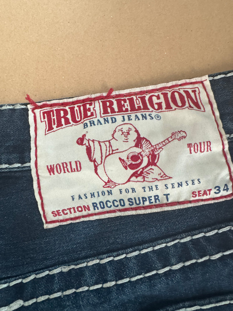 Detailansicht: Sourced limited accessories and clothes True Religion World Tour men’s jeans – Logo, Nähte oder Material