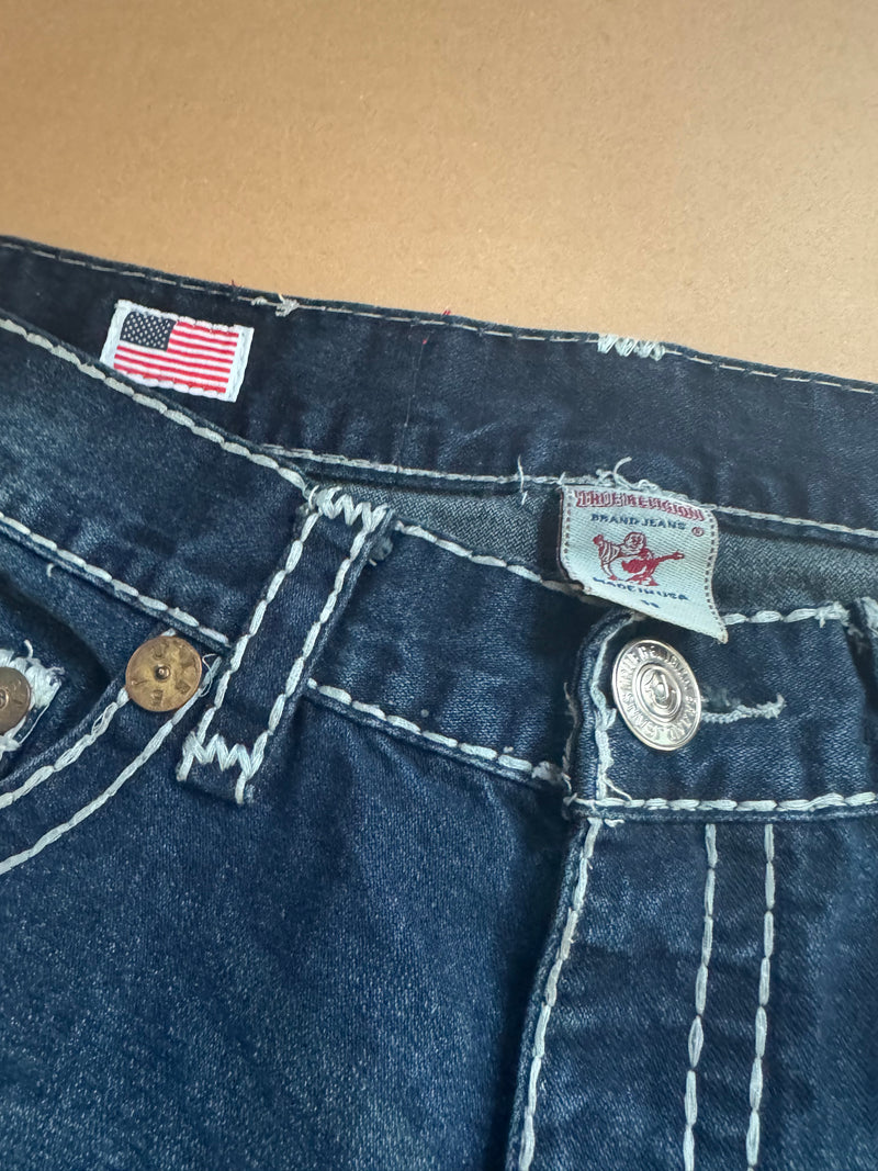 Detailansicht: Sourced limited accessories and clothes True Religion World Tour men’s jeans – Logo, Nähte oder Material