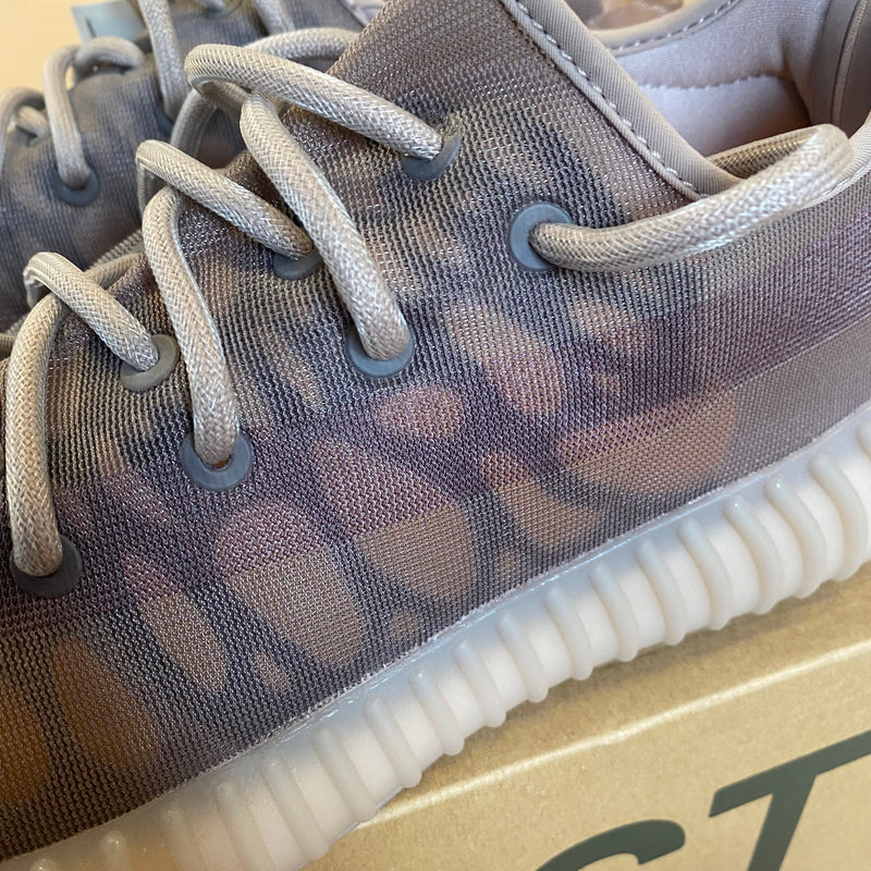 Detailansicht: Sourced limited accessories and clothes Yeezy 350 V2 Mono Mist's – Logo, Nähte oder Material