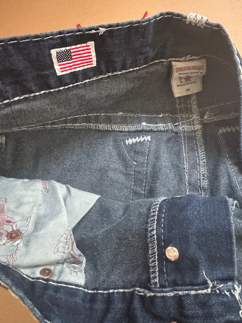 Detailansicht: Sourced limited accessories and clothes True Religion World Tour men’s jeans – Logo, Nähte oder Material