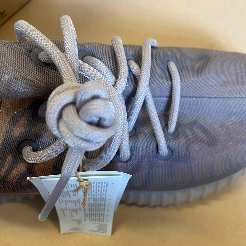 Detailansicht: Sourced limited accessories and clothes Yeezy 350 V2 Mono Mist's – Logo, Nähte oder Material