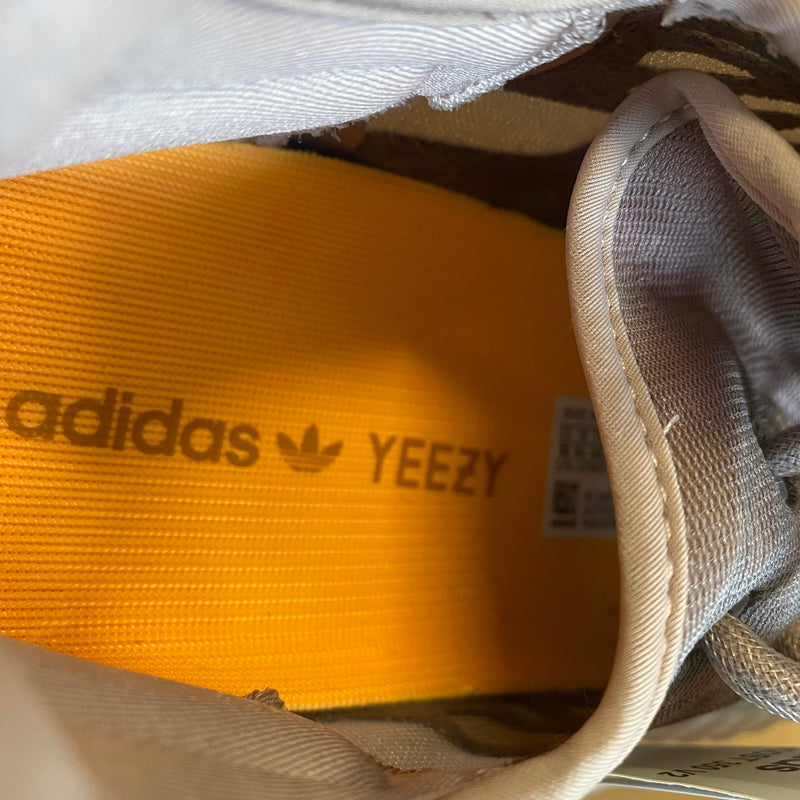 Detailansicht: Sourced limited accessories and clothes Yeezy 350 V2 Mono Mist's – Logo, Nähte oder Material