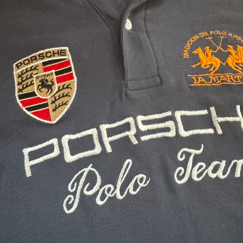 Detailansicht: Sourced limited accessories and clothes La Martina Porsche 2010 retro poloshirt in grey – Logo, Nähte oder Material