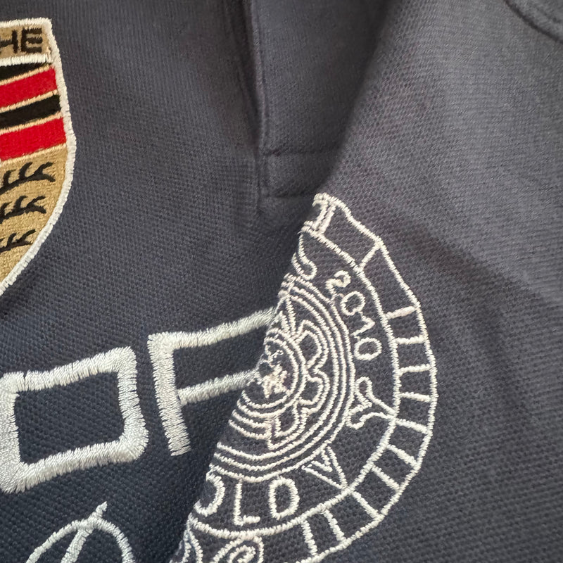 Detailansicht: Sourced limited accessories and clothes La Martina Porsche 2010 retro poloshirt in grey – Logo, Nähte oder Material
