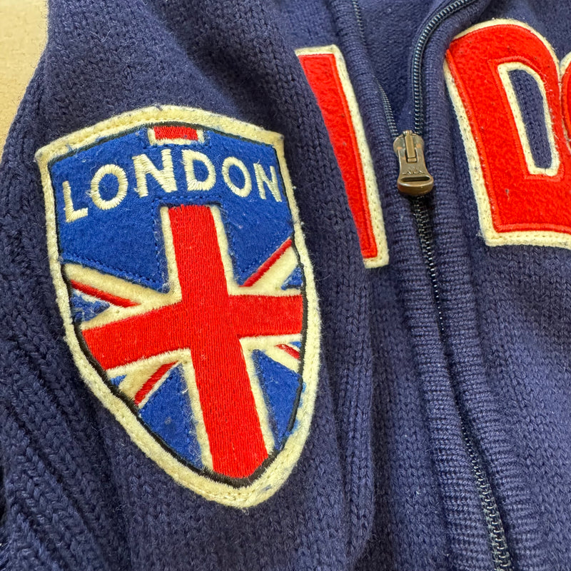 Detailansicht: Sourced limited accessories and clothes Kappa London vintage knitted zip-up – Logo, Nähte oder Material