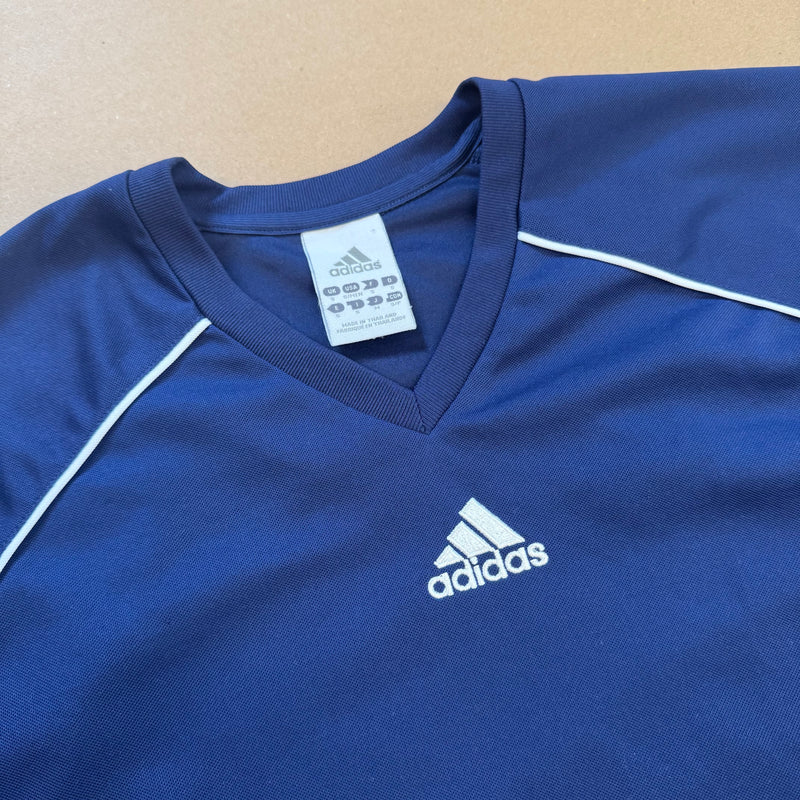 Detailansicht: Sourced limited accessories and clothes Vintage Adidas clean basketball summer t-shirt – Logo, Nähte oder Material