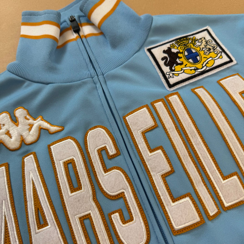 Detailansicht: Sourced limited accessories and clothes Kappa Marseille streetwear skyblue track jacket – Logo, Nähte oder Material