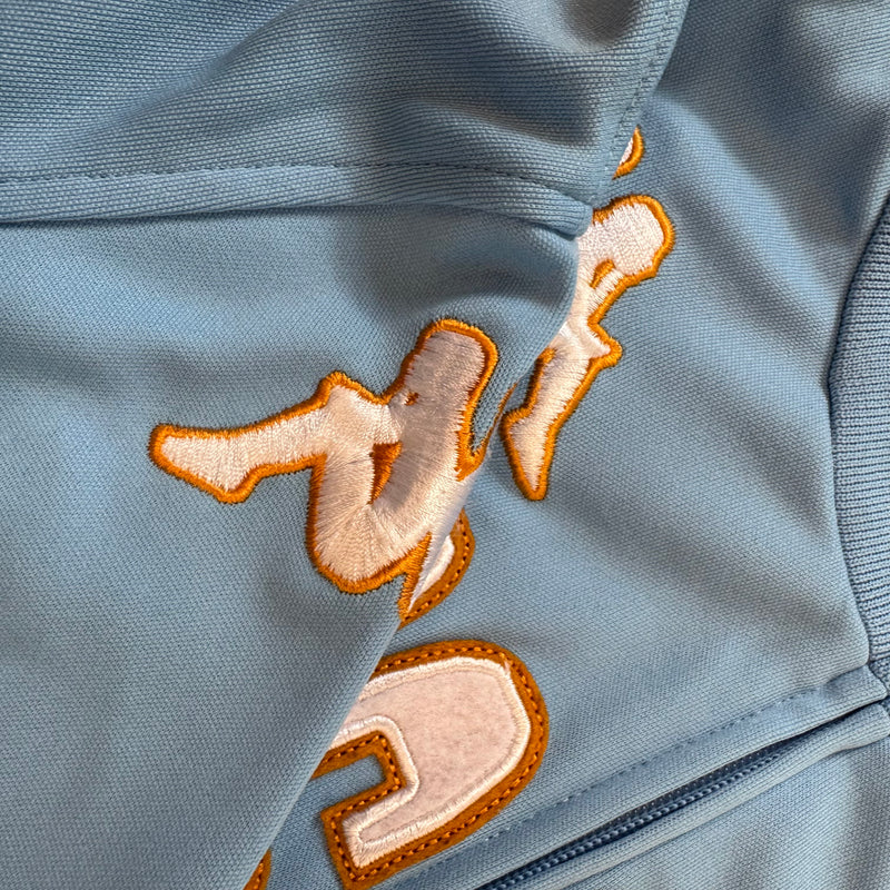 Detailansicht: Sourced limited accessories and clothes Kappa Marseille streetwear skyblue track jacket – Logo, Nähte oder Material
