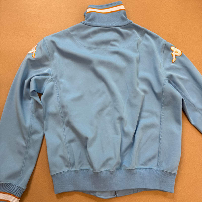 Detailansicht: Sourced limited accessories and clothes Kappa Marseille streetwear skyblue track jacket – Logo, Nähte oder Material