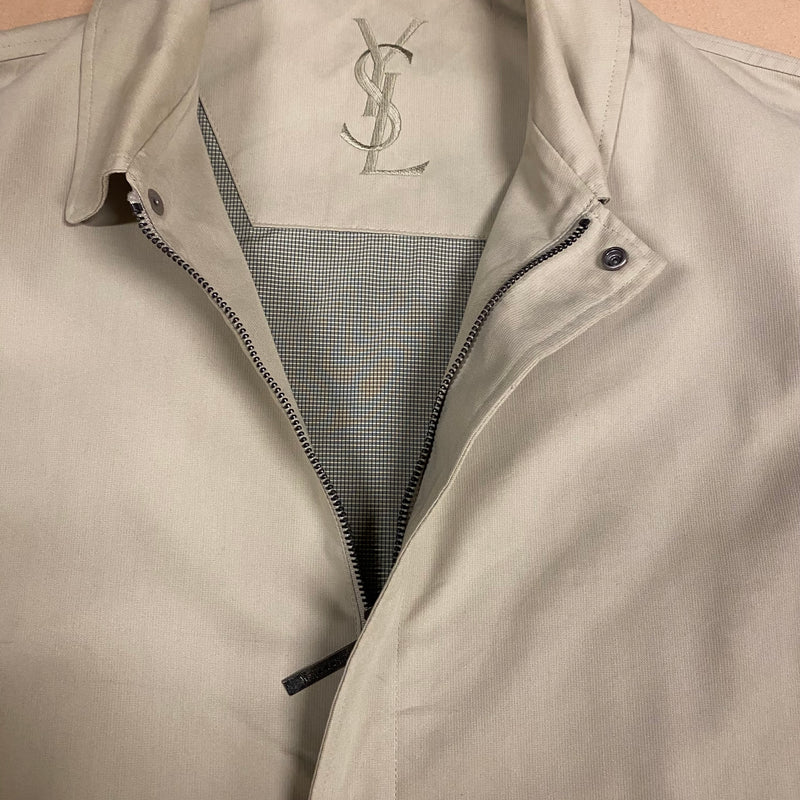 Detailansicht: Sourced limited accessories and clothes Yves Saint Laurent rain coat – Logo, Nähte oder Material