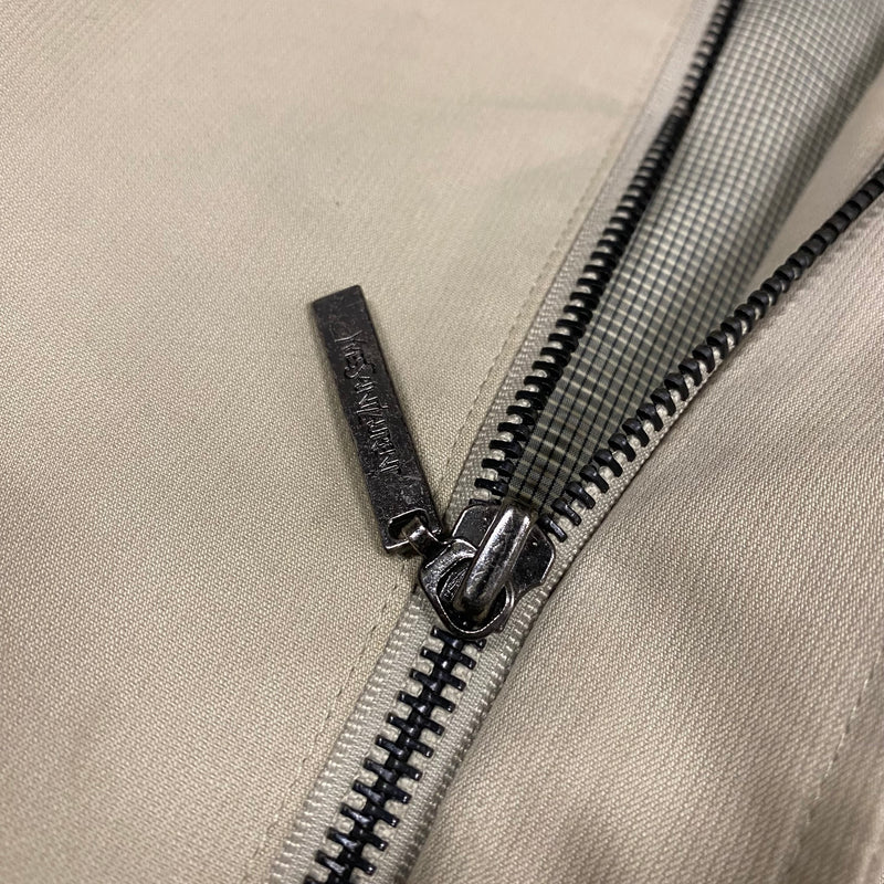 Detailansicht: Sourced limited accessories and clothes Yves Saint Laurent rain coat – Logo, Nähte oder Material