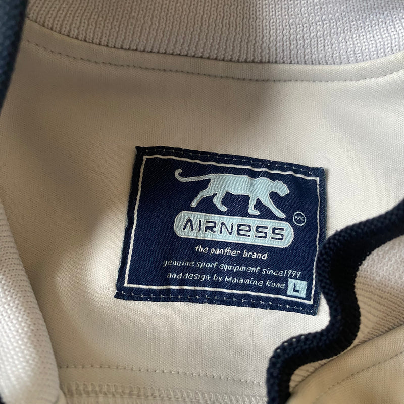 Detailansicht: Sourced limited accessories and clothes Airness track jacket – Logo, Nähte oder Material