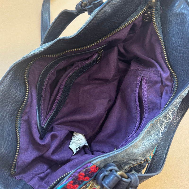 Detailansicht: Sourced limited accessories and clothes Vintage glitter jeans Desigual handbag – Logo, Nähte oder Material