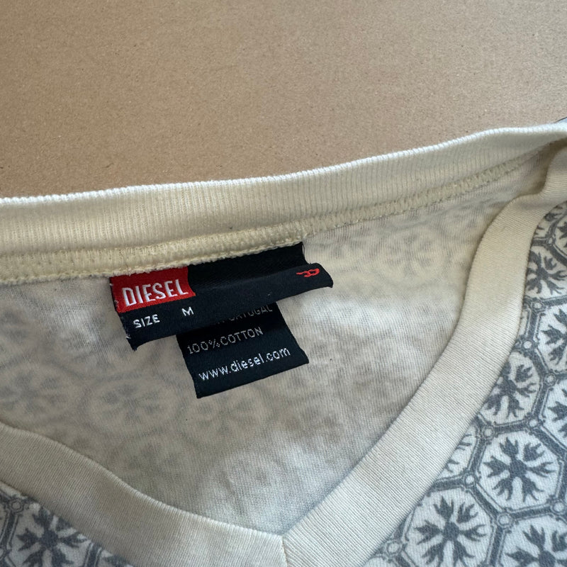 Detailansicht: Sourced limited accessories and clothes Diesel Extraordinary Time Travellers graphic longsleeve – Logo, Nähte oder Material