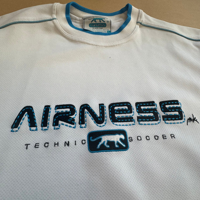 Detailansicht: Sourced limited accessories and clothes Airness streetwear style white sweatshirt – Logo, Nähte oder Material