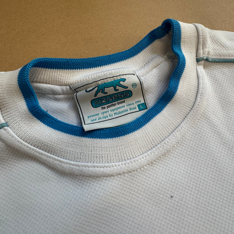 Detailansicht: Sourced limited accessories and clothes Airness streetwear style white sweatshirt – Logo, Nähte oder Material