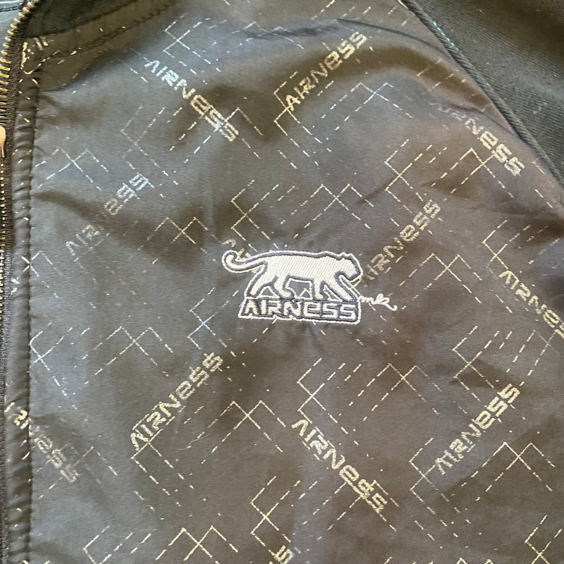 Detailansicht: Sourced limited accessories and clothes Airness zip-up hoodie – Logo, Nähte oder Material