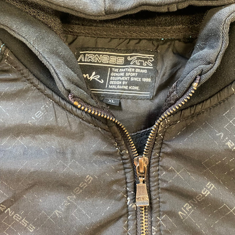 Detailansicht: Sourced limited accessories and clothes Airness zip-up hoodie – Logo, Nähte oder Material