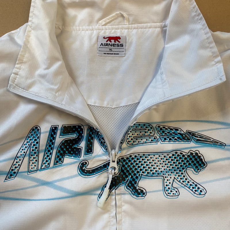 Detailansicht: Sourced limited accessories and clothes Airness raincoat – Logo, Nähte oder Material