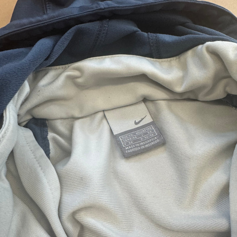Detailansicht: Sourced limited accessories and clothes Vintage Nike track jacket – Logo, Nähte oder Material