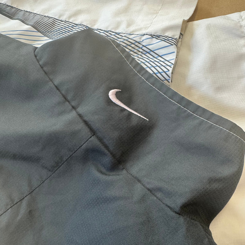 Detailansicht: Sourced limited accessories and clothes Nike TN track jacket streetwear style – Logo, Nähte oder Material