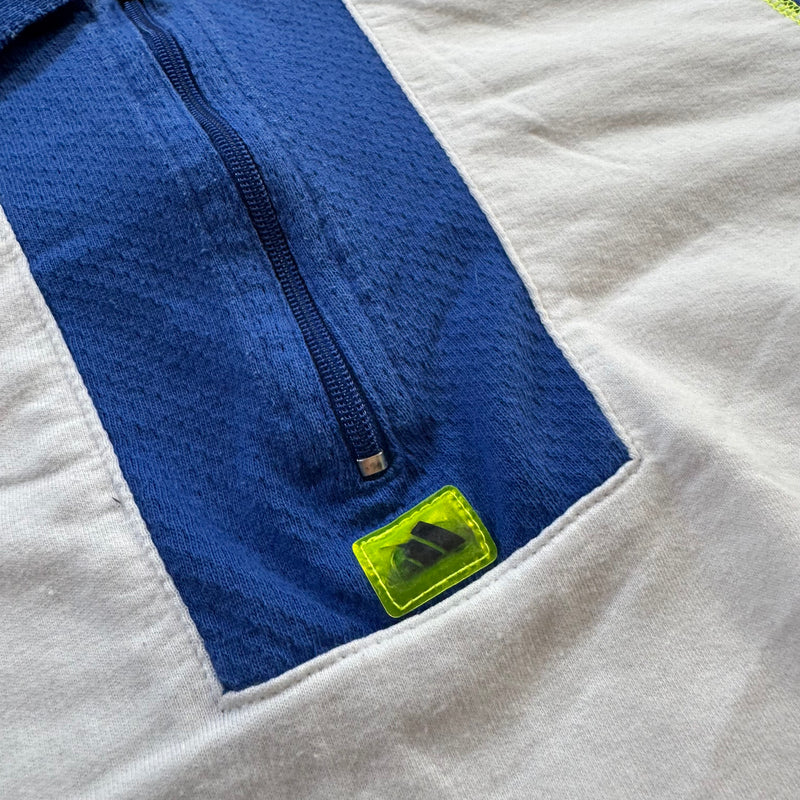Detailansicht: Sourced limited accessories and clothes Adidas sportswear white poloshirt – Logo, Nähte oder Material