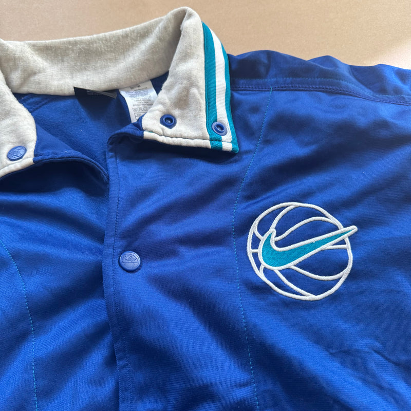 Detailansicht: Sourced limited accessories and clothes Nike Basketball vintage light jacket – Logo, Nähte oder Material