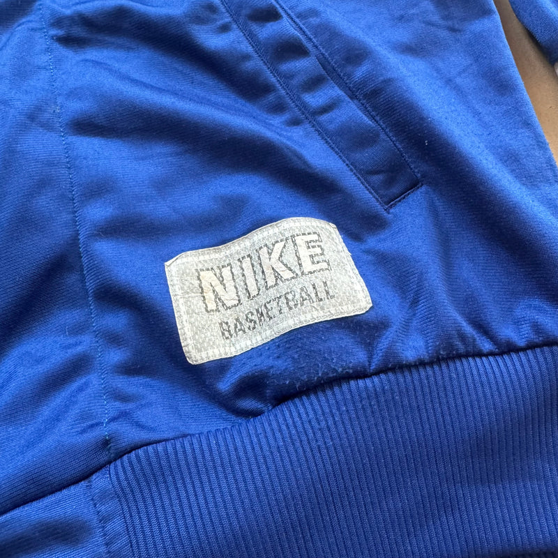 Detailansicht: Sourced limited accessories and clothes Nike Basketball vintage light jacket – Logo, Nähte oder Material
