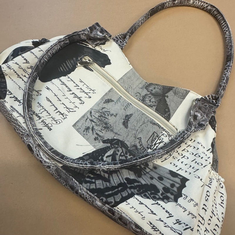 Detailansicht: Sourced limited accessories and clothes Vintage B-Buckle leather-like handbag – Logo, Nähte oder Material