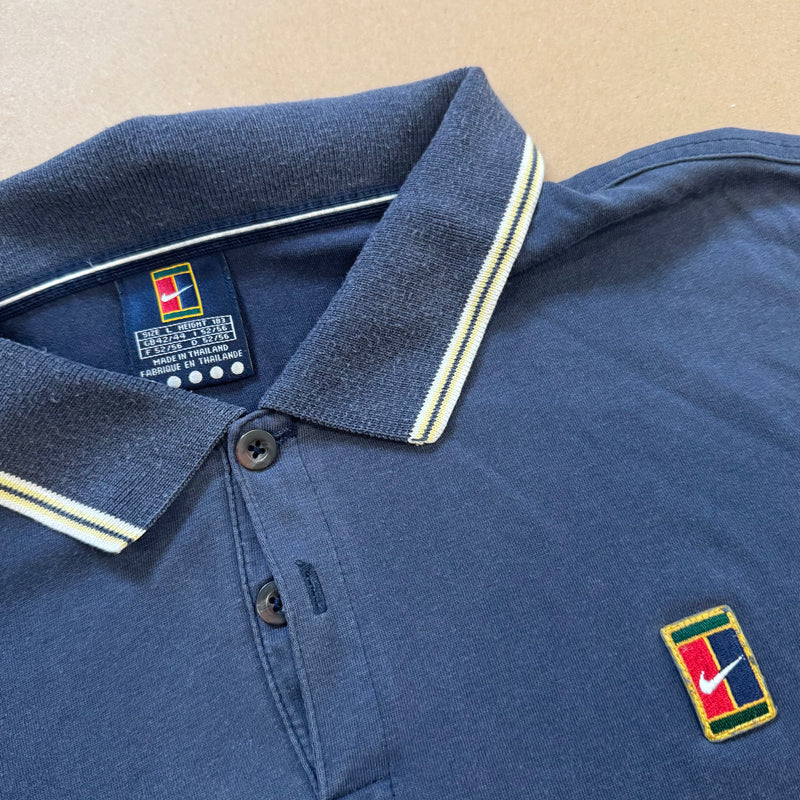 Detailansicht: Sourced limited accessories and clothes Vintage Nike tennis oversized summer polo – Logo, Nähte oder Material