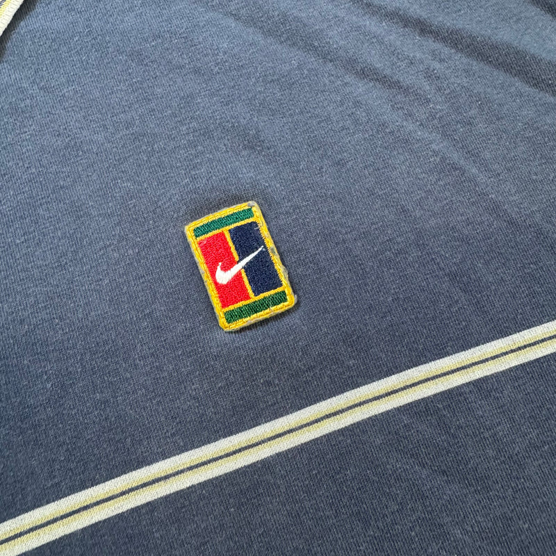 Detailansicht: Sourced limited accessories and clothes Vintage Nike tennis oversized summer polo – Logo, Nähte oder Material
