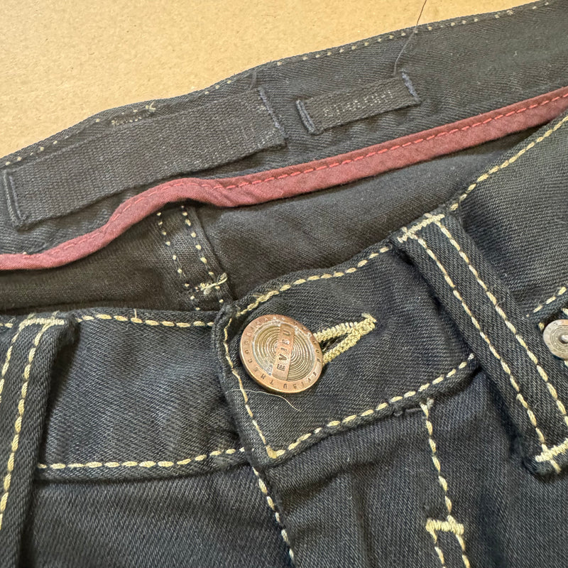 Detailansicht: Sourced limited accessories and clothes Evisu vintage ripped women’s denim jeans – Logo, Nähte oder Material