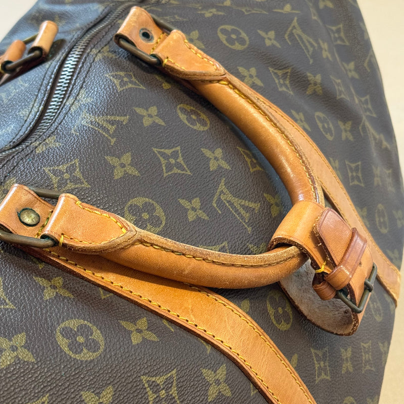 Detailansicht: Sourced limited accessories and clothes Louis Vuitton Keepall 55 monogram leather bag – Logo, Nähte oder Material