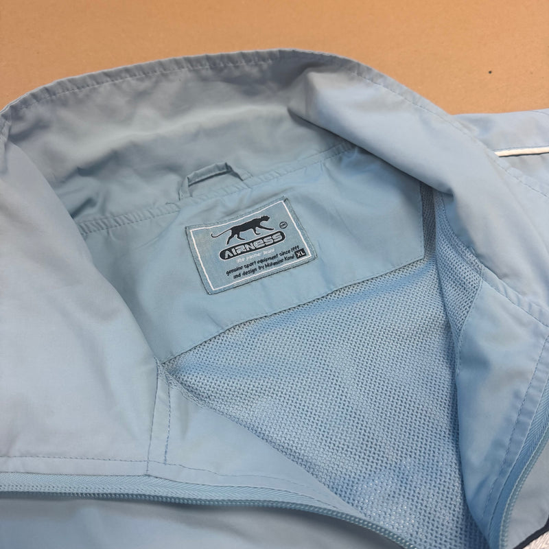 Detailansicht: Sourced limited accessories and clothes Streetwear style skyblue Airness track jacket – Logo, Nähte oder Material