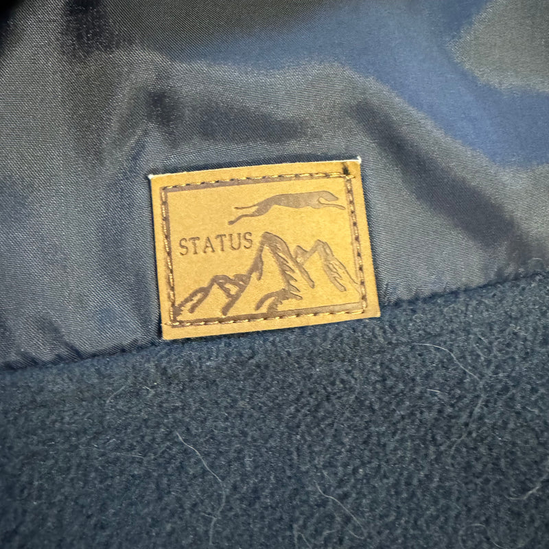 Detailansicht: Sourced limited accessories and clothes Status sweatshirt – Logo, Nähte oder Material