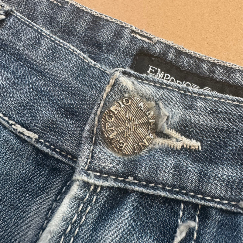 Detailansicht: Sourced limited accessories and clothes Vintage Emporio Armani ripped jeans – Logo, Nähte oder Material