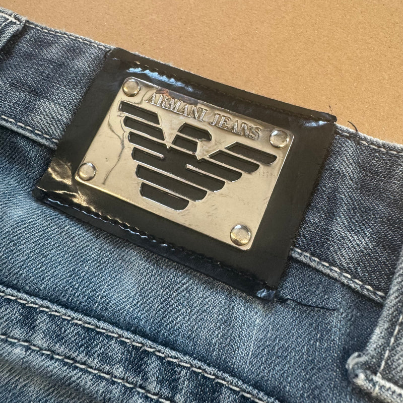 Detailansicht: Sourced limited accessories and clothes Vintage Emporio Armani ripped jeans – Logo, Nähte oder Material