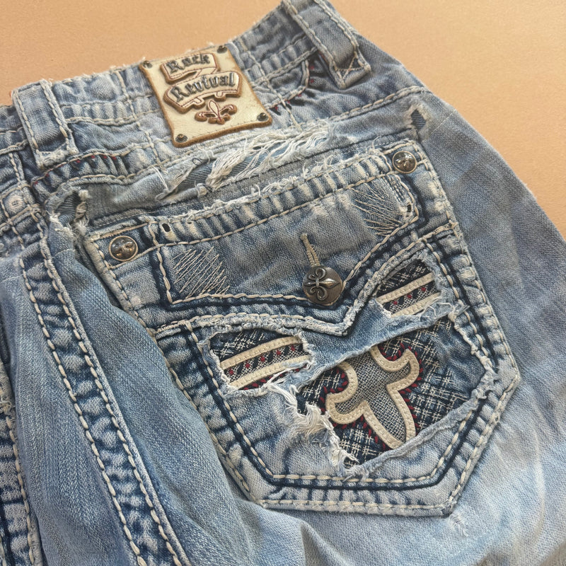 Detailansicht: Sourced limited accessories and clothes Rock Revival vintage ripped and embroidered denim jeans – Logo, Nähte oder Material